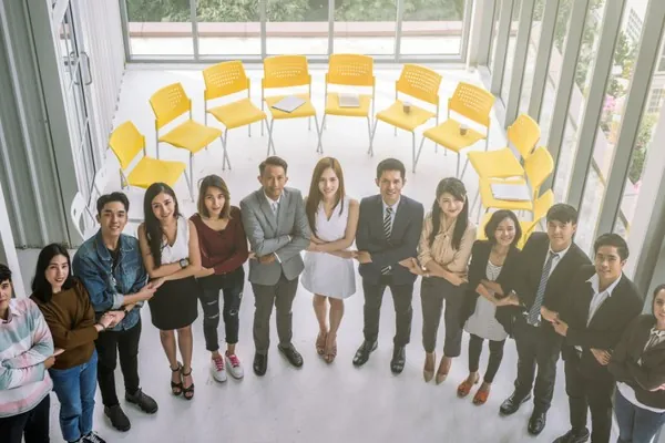 Hình ảnh chân dung chị Mai, một người chơi VIP của Tai88vin, đang tập trung chơi game.